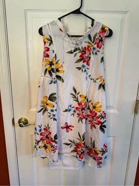 Old Navy Women’s White Multicolor Floral Sleeveless Blouse, size Medium